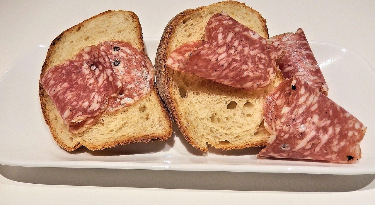Žena medituje na okraji borovicového lesa za ranního světla